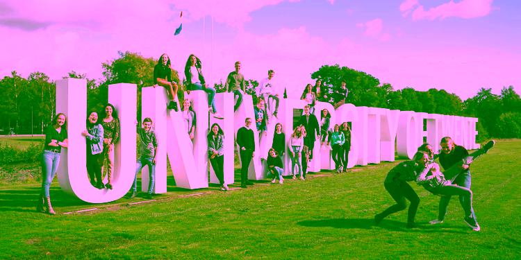 Studenten bij de entree van de Universiteit Twente