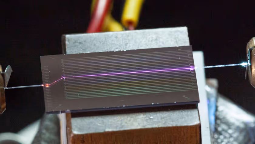 Honderd keer sterker UV-licht op een fotonische chip