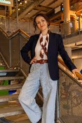 A person standing on stairs

AI-generated content may be incorrect.