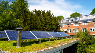 Green roof with solar panels, showcasing integrated solutions for energy efficiency and climate-resilient urban design.