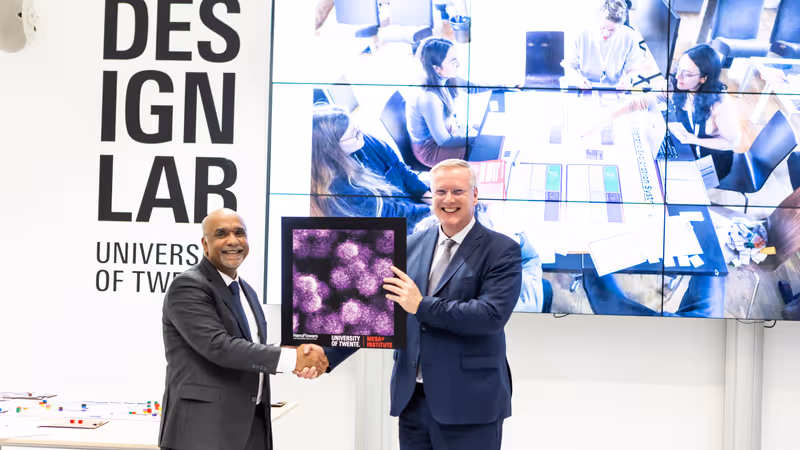 Vindo Subramaniam handed over a MESA+ Photocontest photo to Andries Heidema