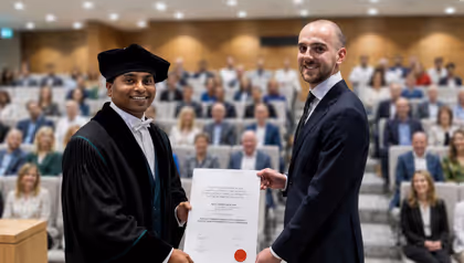 Stijn van der Ham receives his PhD for research on rods in flexible vesicles from promotor Rao Vutukuri, University of Twente