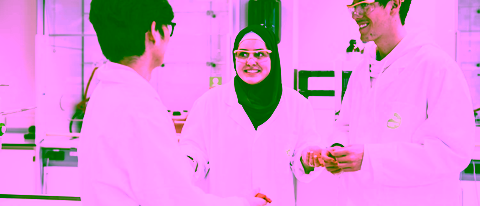 Students Chemical Science and Engineering working in a lab