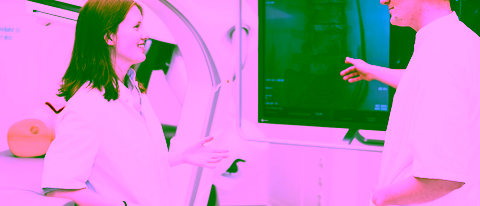 Two Technical Medicine students discuss a MRI scan on a screen in TechMeds' simulation centre.