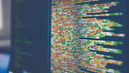 Close-up van kleurrijke programmeercode op een computerscherm, als symbool voor softwareontwikkeling en dataverwerking.