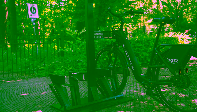 Revost test slim fietsenrek op UT dat e-bikes automatisch oplaadt en vergrendelt