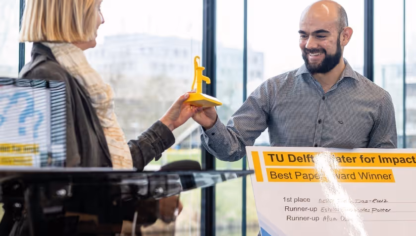 Best Paper Award for Phd Candidate Néstor De La Paz Ruíz