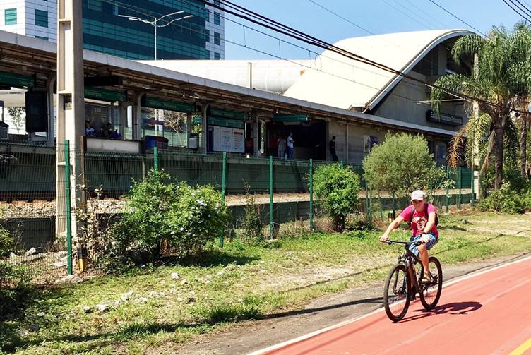 A person riding a bicycle on a red road

AI-generated content may be incorrect.
