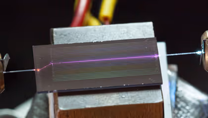 Red laser light converting to violet UV light on a thin-film lithium niobate photonic chip, University of Twente and Harvard research