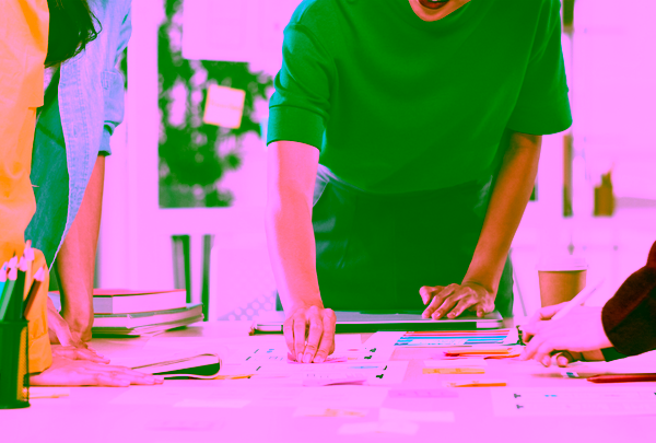 mensen werken met post-its op tafel