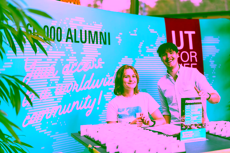 Alumni Banner met mederwerkers