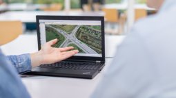 Review of road intersection data on laptop, highlighting digital tools for traffic analysis and transport system optimisation.