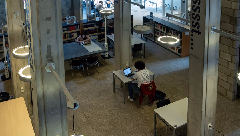 Library book pickup locations at Carré, Horst, and Vrijhof