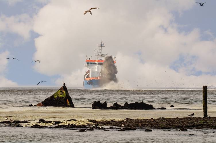 A ship in the water

AI-generated content may be incorrect.