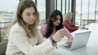 Student Gezondheidswetenschappen doet onderzoek met behulp van een smartwatch.