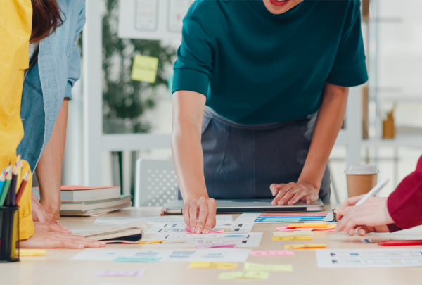 mensen werken met post-its op tafel