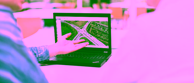Review of road intersection data on laptop, highlighting digital tools for traffic analysis and transport system optimisation.