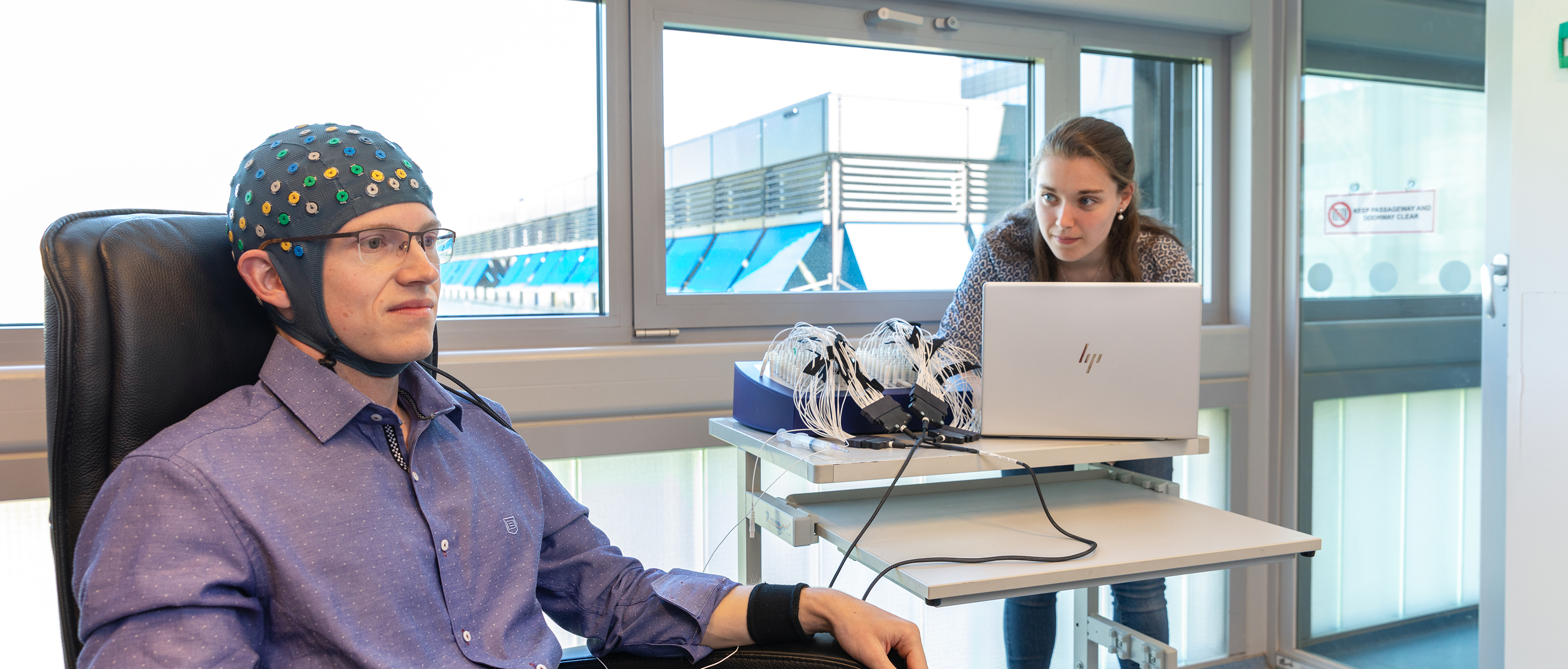 Student Biomedical Engineering performs an EEG measurement on a patient.
