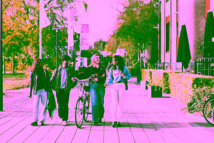 Four students walking on the campus of the University of Twente