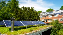 Green roof with solar panels, showcasing integrated solutions for energy efficiency and climate-resilient urban design.