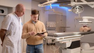 Student Gezondheidswetenschappen en arts in het ziekenhuis kijken samen naar advies over inzet medische apparatuur