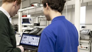 Monitoring machine performance via digital dashboard, emphasizing data-driven maintenance and operational efficiency.