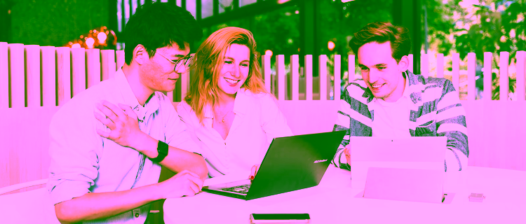 students-working-on-specialisation-strategic-marketing-servitisation