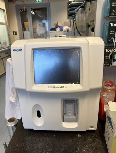 A white machine with a screenAI-generated content may be incorrect.