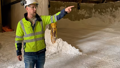 Mark showing the stocking of the salt.