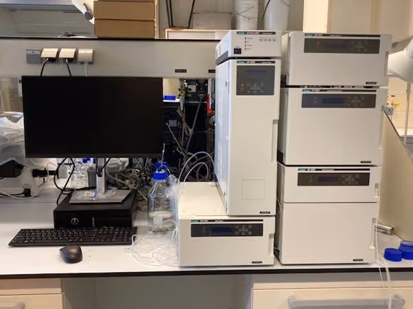 A white machine on a tableAI-generated content may be incorrect.