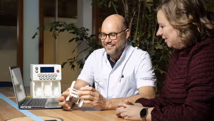 Smart medication box to improve the use of pain medication at home